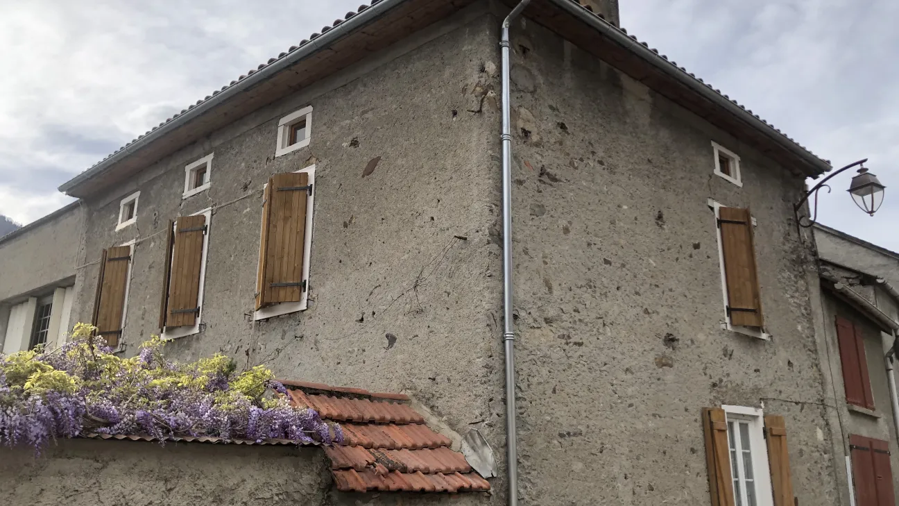 Maison de village avec gouttières et descente en zinc neuves