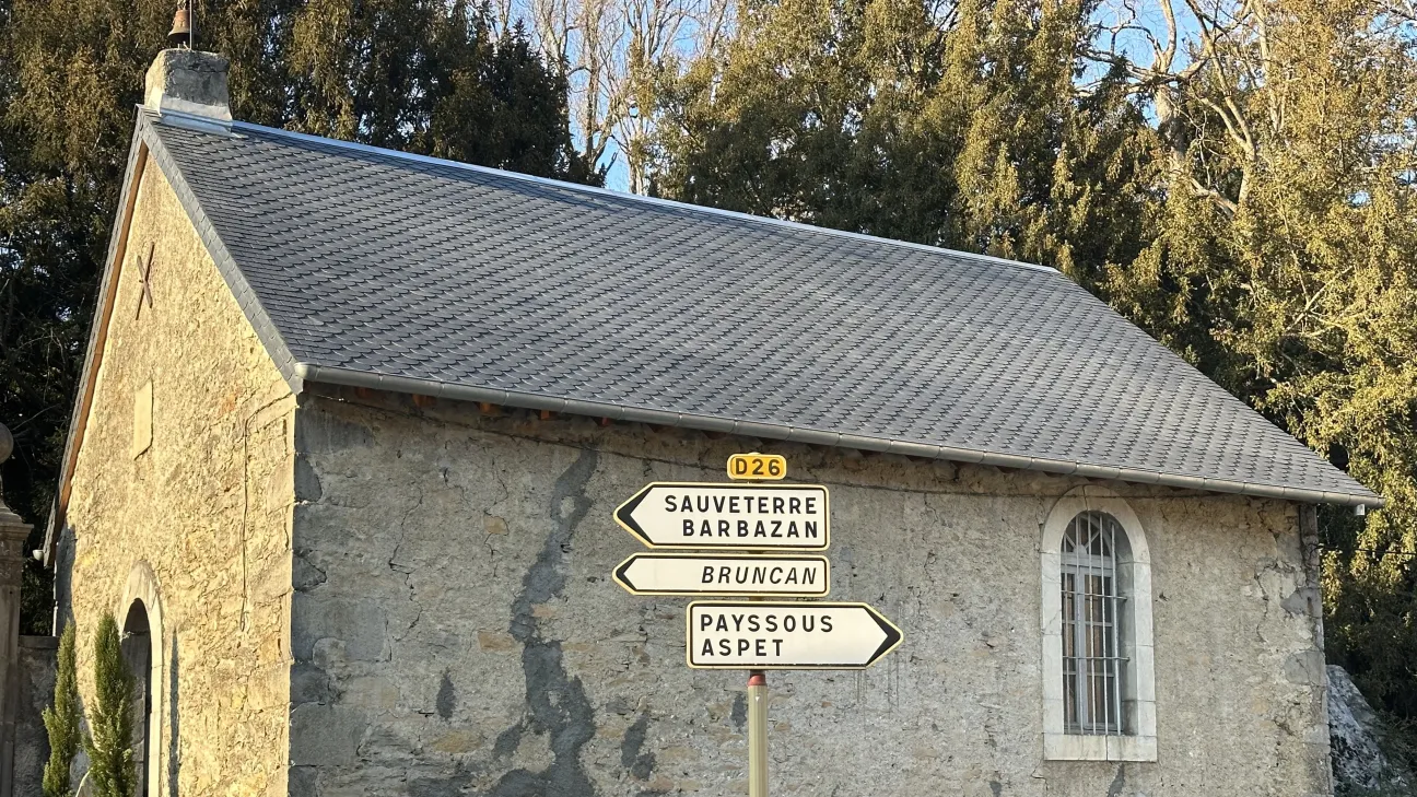 La couverture de cette chapelle entièrement restaurée en ardoises rondes posées au clou