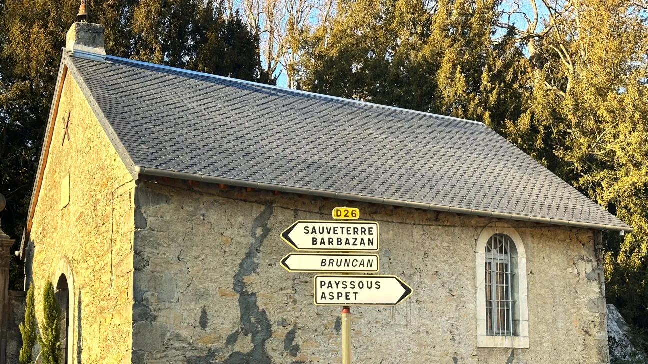 La couverture de cette chapelle entièrement restaurée en ardoises rondes posées au clou