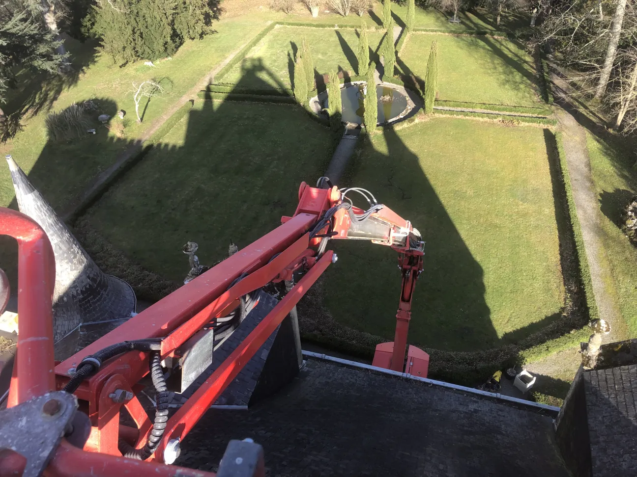 Remaniement en cours avec une nacelle multidirectionnelle de 32 m