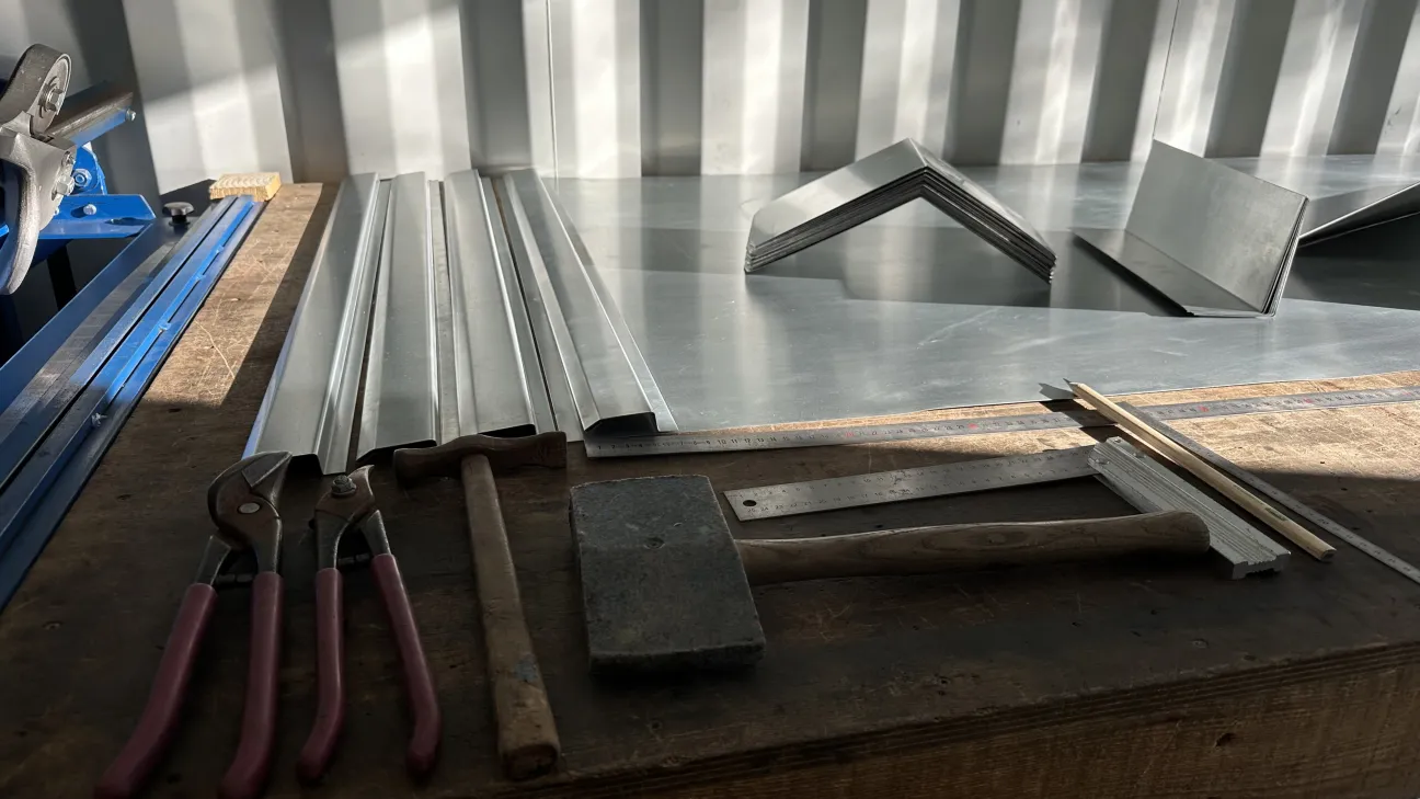 Quelques outils manuels du zingueur