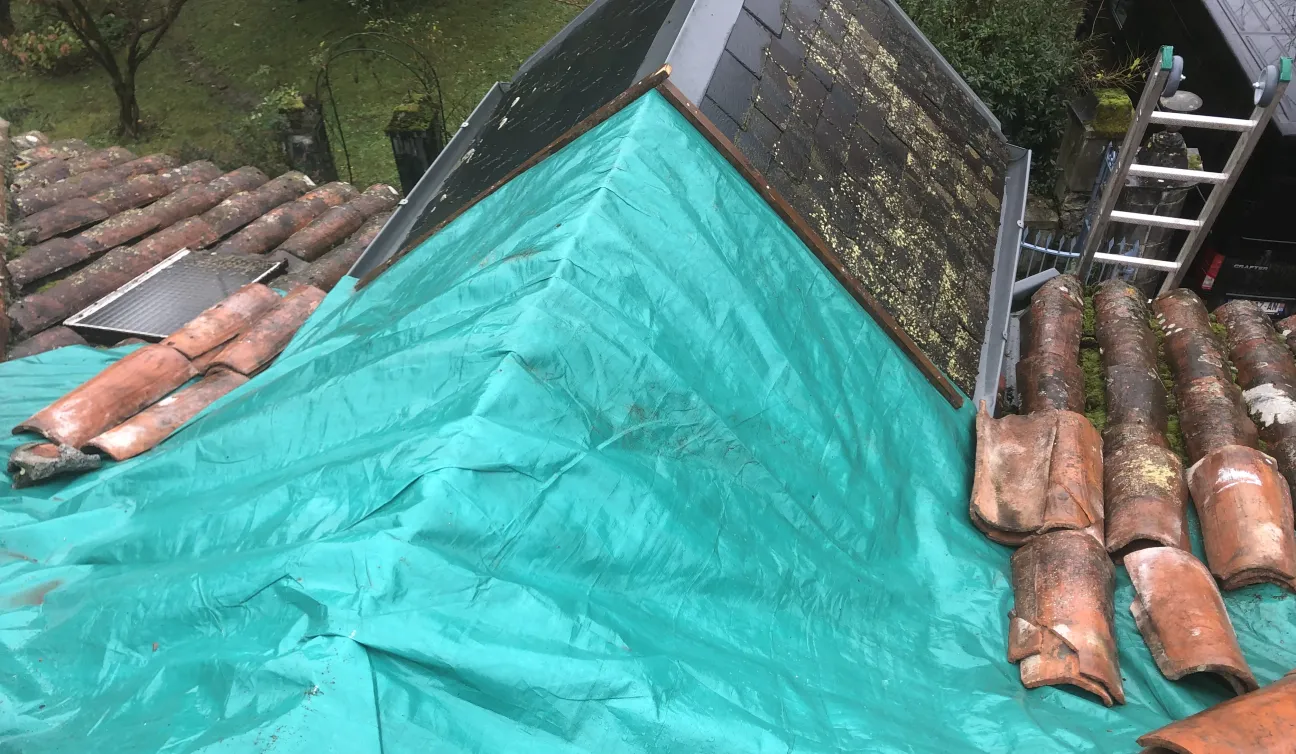 Bâchage d’urgence des noues d’une lucarne