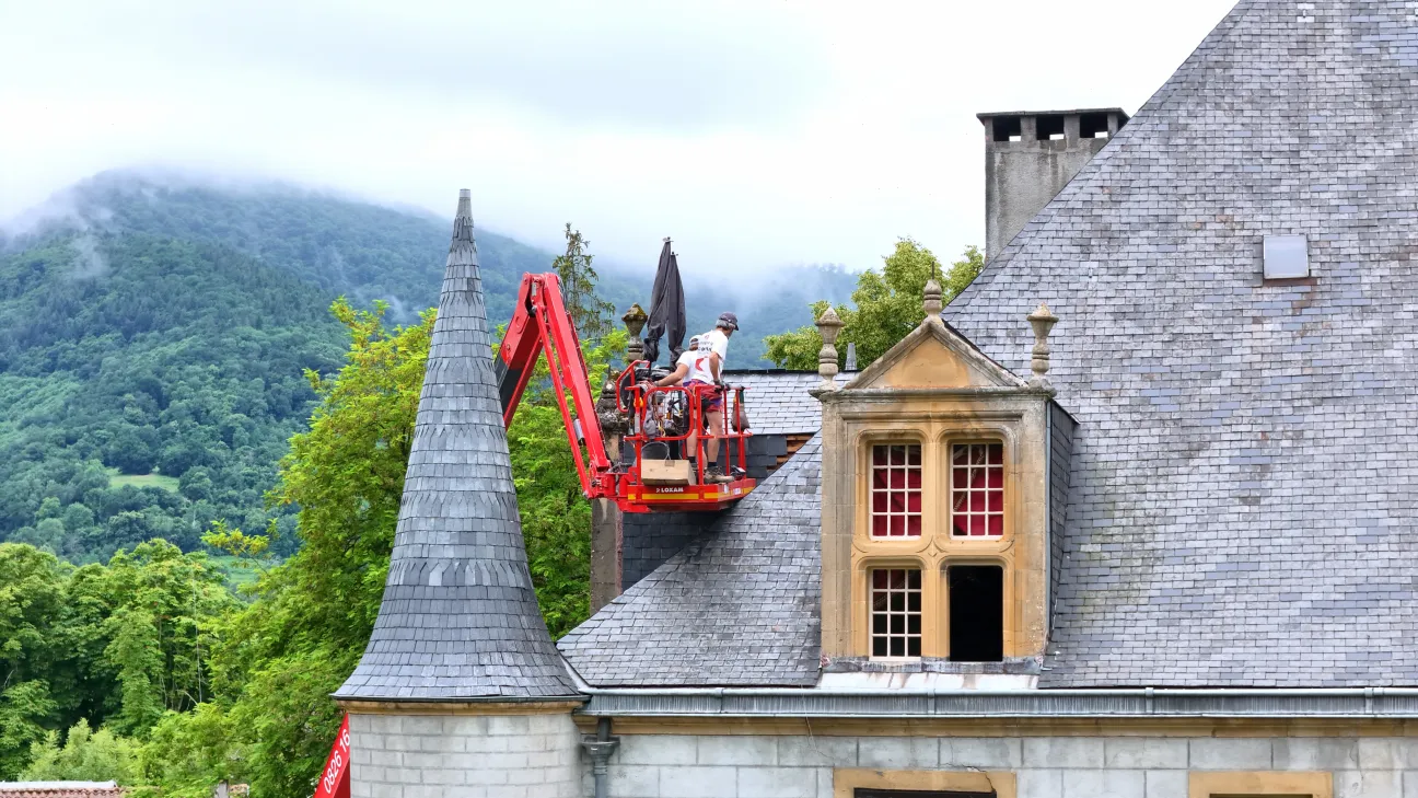Réparations des fuites sur les lucarnes d'un Château