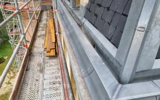 Tablier cintrée avec mains courante, chéneaux et bavettes