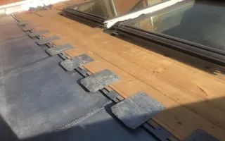 Bande d'agrafure pour les bavettes des vélux