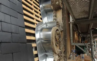 Habillage de la lucarne centrale en zinc