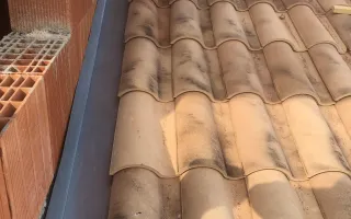 Couloir de rive contre un mur en brique