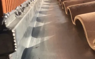 Couverture en tuile et son chéneau encaissé en zinc