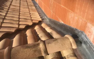 Raccord d'une noue et d'un chéneau de rive dans un chéneau encaissé