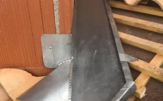 Raccord biais entre un chéneau de rive et des bavettes crantées biaises