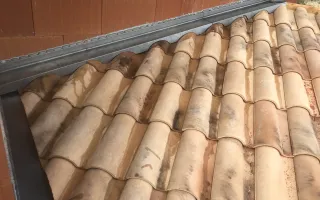 Chéneaux de rive et bavettes avec les tuiles posées