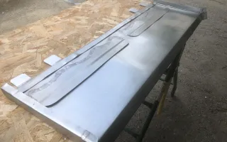 La bavette en zinc avec sa double agrafure soudée est prête à être posée