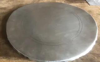 Préparation de la collerette en cours de martelage avec ses tracés de découpe