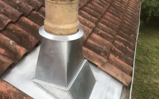 Après mise en place et soudure de tous les éléments façonnés en atelier, l'abergement est terminé