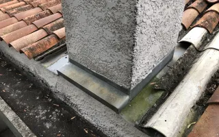 Ancien abergement en zinc défectueux