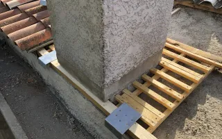 Mise en place des supports en liteaux et des bande d'agrafures à l'égout avant pose de la future zinguerie