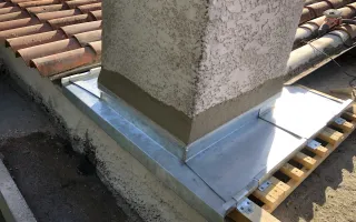 Abergement en zinc avec bandes porte-solin et solin au mortier bâtard