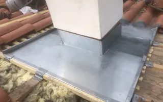 Abergement en zinc posé avant réalisation des bandes porte-solin