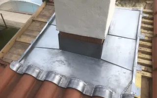 Zinguerie de l'abergement, bavette et couloirs avec derrière, soudure à côtes points de renfort