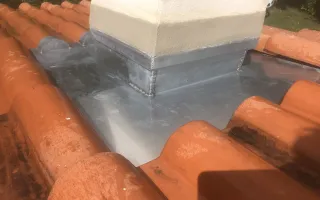 Vue arrière de l'abergement fini et son mortier en cours de séchage