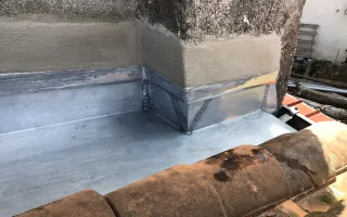 Raccord en pied de chéneau