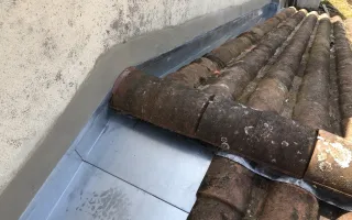 Rencontre des 2 chéneaux au faîtage