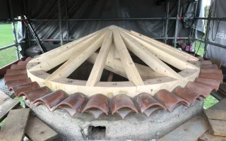 La nouvelle charpente est posée sur le chantier