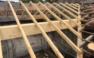 Détail du raccordement de la noue avec le versant adjacent