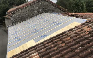 Pose de l'écran sous-toiture et des contre-liteaux et réalisations des support en bois pour la zinguerie