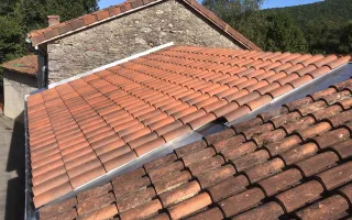 Tuile mécanique, chéneaux en zinc à redans, gouttière neuve raccordées avec l'ancienne du versant d'à côté