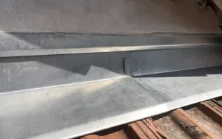 Bavette en zinc avec pince, bande porte solin et mortier chaux-ciment