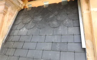 Réalisation d'une frise en ardoises taillées en écailles et pointes