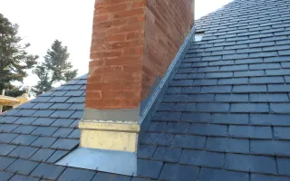 Abergement en cours avant étanchéification de la bande porte-solin au mortier