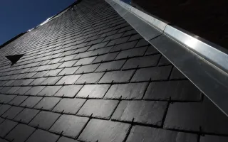 Couverture en ardoises 32 x 22 cm avec un arêtier en zinc