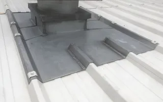 Abergement en zinc sur bac acier de la sortie de ventilation
