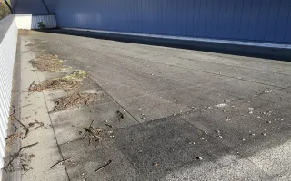 Une partie de la couverture à restaurer