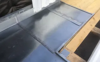 Raccordement avec agrafure double au départ du chéneaux de rive en zinc