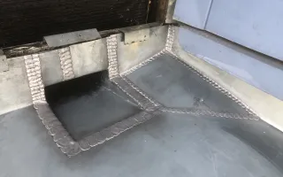 Naissance en angle avec triangle de renvoi d'eau