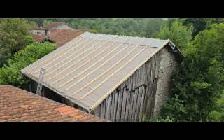 Bâche posée et fixée par des tasseaux vissés y compris en rives