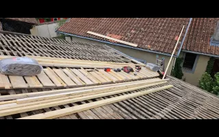 Plate-forme mise en place pour faciliter la dépose des tuiles