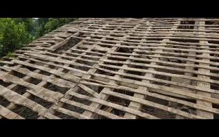 Charpente détuilée avec anciens liteaux apparents