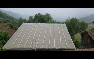 Bâche déployée avec tasseaux cintrés et vissés en suivant la forme des chevrons