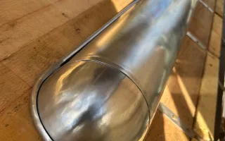 Fond de gouttière avec ourlet cintré prêt à poser