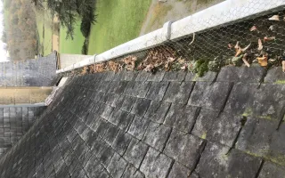 Chéneau en zinc rempli de feuilles (avant entretien)