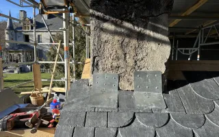 Les bandes d'agrafures sont posées avant la réalisation de l'abergement en zinc