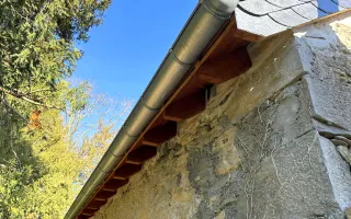 Gros plan sur la gouttière en zinc avec son fond coqué martelé