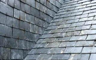 Une rive à noquet en zinc et ardoises (un noquet en zinc tous les 2 rangs, caché sous les ardoises, créant une étanchéité parfaite)