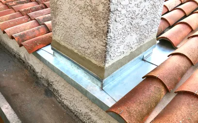 Entourage de cheminée en zinc sur plaques fibro-ciment