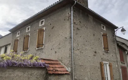 Maison de village avec gouttières et descente en zinc neuves
