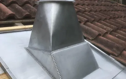 Abergement en zinc partant d'une base rectangle et évoluant vers un cylindre